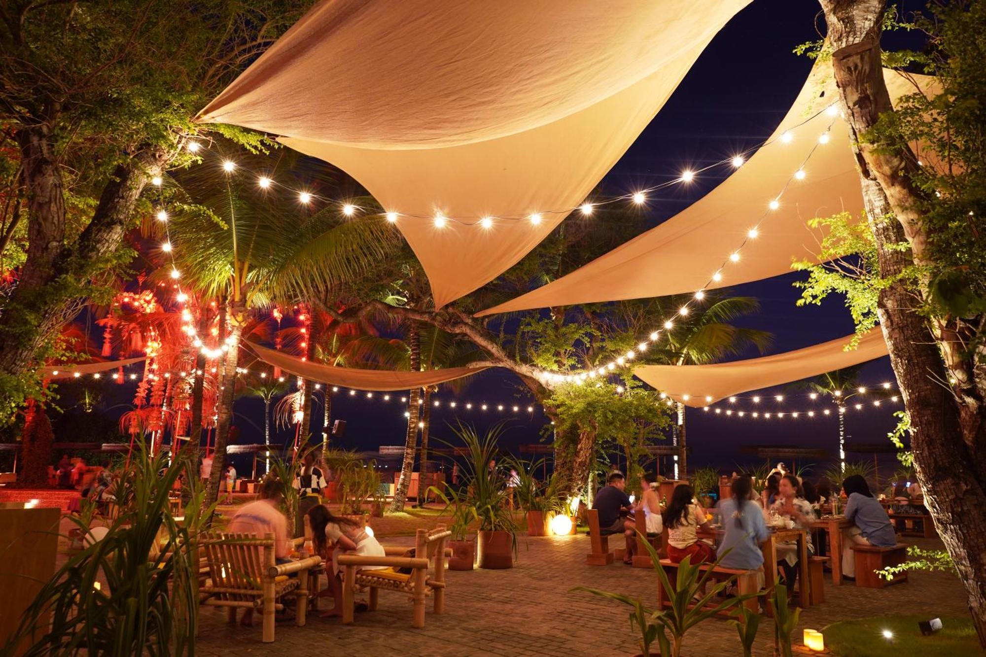 Potato Head Suites&Studios Seminyak Esterno foto The restaurant at night