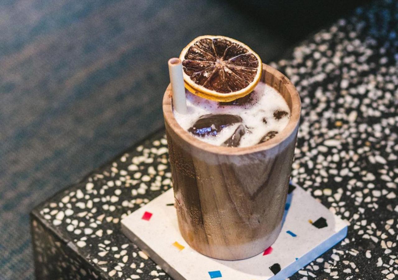 Potato Head Suites&Studios Seminyak Esterno foto A cocktail served in a wooden glass