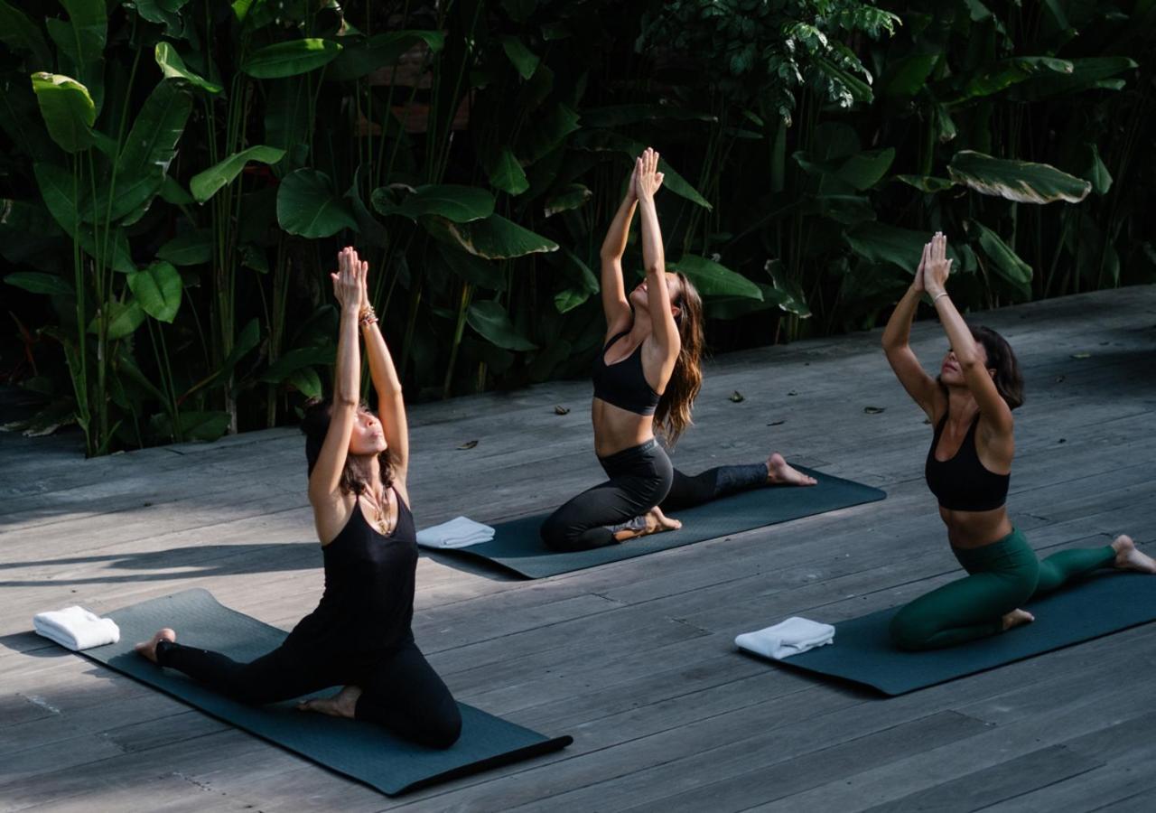 Potato Head Suites&Studios Seminyak Esterno foto A yoga class in Bali, Indonesia